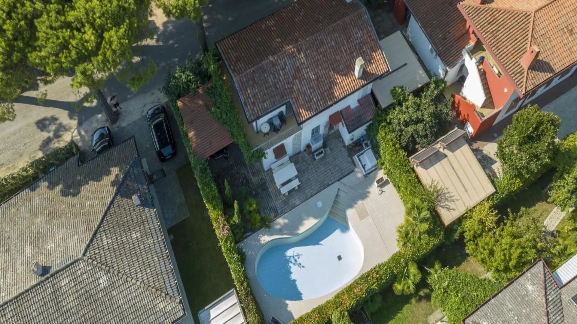 Exclusive Villa With Pool Near The Beach contacts